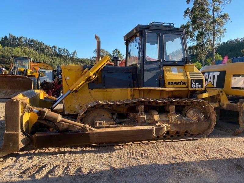 Bulldozer de lagartas Komatsu D65E-8 usado