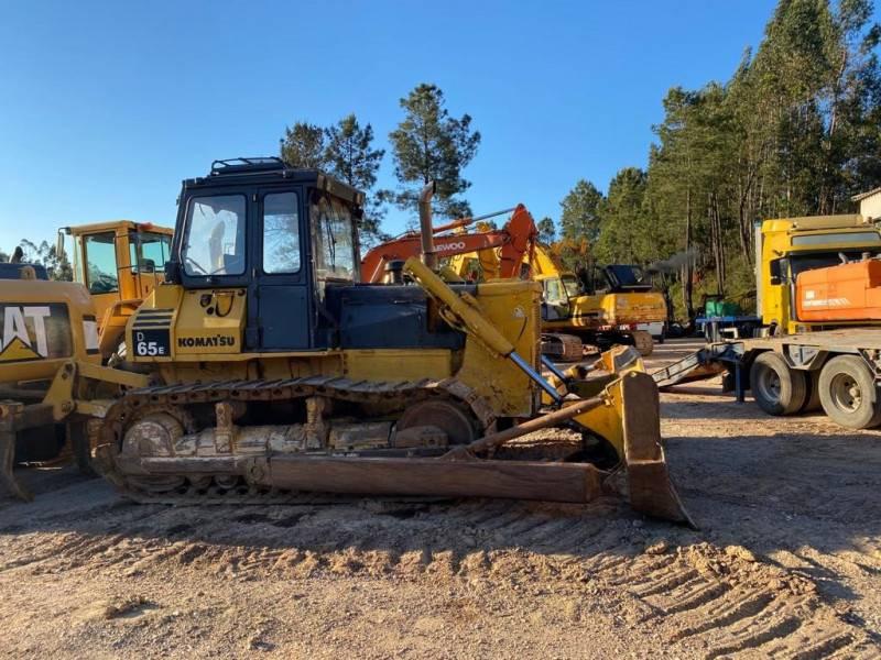 Bulldozer de lagartas Komatsu D65E-8 usado